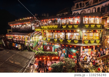 台湾　夜の九份 110256240