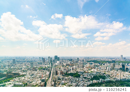 【東京都】さわやかな青空の渋谷の街並み 【東京都】さわやかな青空の渋谷の街並み 110256241