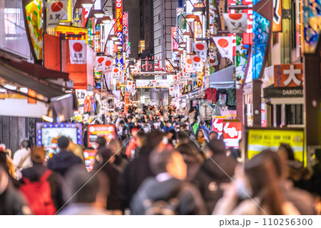 日本の東京都市景観 元日・賑わうアメ横と並行する上中…脱コロナ…新年に希望の光を＝令和6年1月1日 110256300