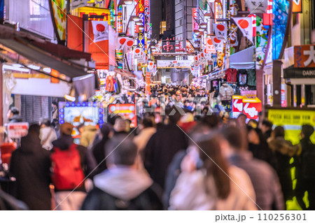 日本の東京都市景観 元日・賑わうアメ横と並行する上中…脱コロナ…新年に希望の光を＝令和6年1月1日 110256301