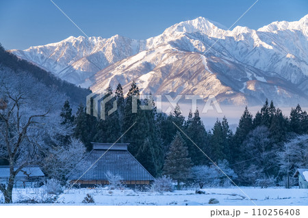 《長野県》雪景色の北アルプスの夜明け・冬の白馬村青鬼集落の眺望 110256408