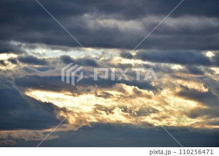 雲の多い朝の空模様 110256471