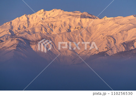 《長野県》雪景色の北アルプスのモルゲンロート・冬の白馬村 110256530