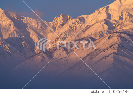 《長野県》雪景色の北アルプスのモルゲンロート・冬の白馬村 110256540