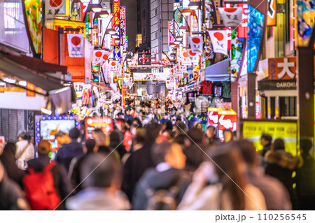 日本の東京都市景観 元日・賑わうアメ横と並行する上中…脱コロナ…新年に希望の光を＝令和6年1月1日 110256545