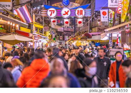 日本の東京都市景観 元日・賑わうアメ横。賀正…新年に希望の光を…＝令和6年1月1日 110256550