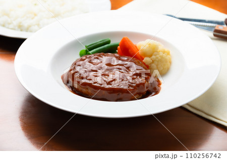 美味しそうなデミグラスソースハンバーグ6 110256742