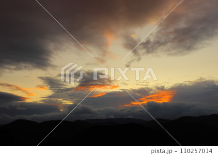 夕暮れ空　雲　山地 110257014