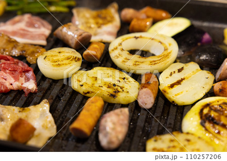 おいしいホットプレートでの鉄板焼和牛焼き肉 おいしいホットプレートでの鉄板焼和牛焼き肉 110257206