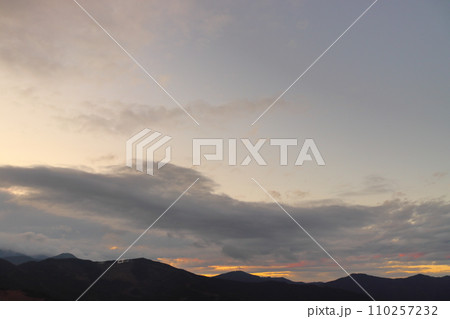 夕暮れの空 雲 山地 夕暮れの空 雲 山地 110257232