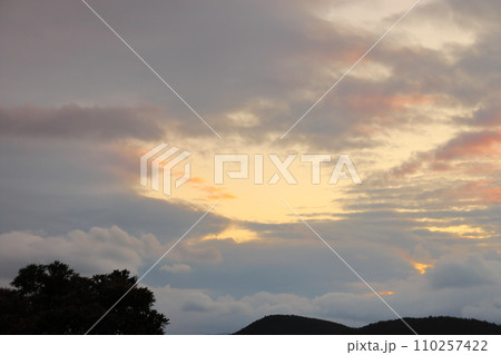 夕暮れ空　雲　山地　木 110257422