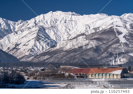 《長野県》雪景色の北アルプス・冬の白馬村 《長野県》雪景色の北アルプス・冬の白馬村 110257493