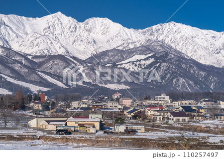 《長野県》雪景色の北アルプス・冬の白馬村 110257497