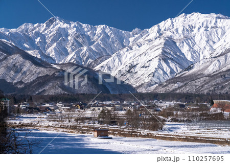 《長野県》雪景色の北アルプス・冬の白馬村 110257695
