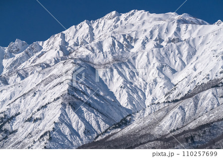 《長野県》雪景色の北アルプス・冬の白馬村 110257699