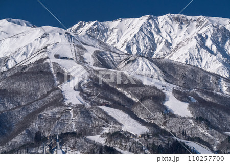 《長野県》雪景色の北アルプス・冬の白馬村 110257700