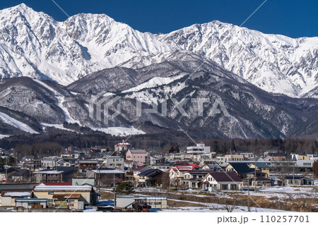 《長野県》雪景色の北アルプス・冬の白馬村 110257701