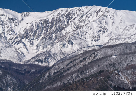 《長野県》雪景色の北アルプス・冬の白馬村 110257705