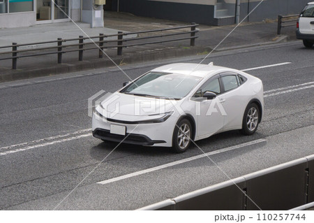 セダン　PHEV 道路走行 110257744