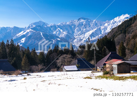 《長野県》雪景色の北アルプス・冬の白馬村青鬼集落の眺望 110257771