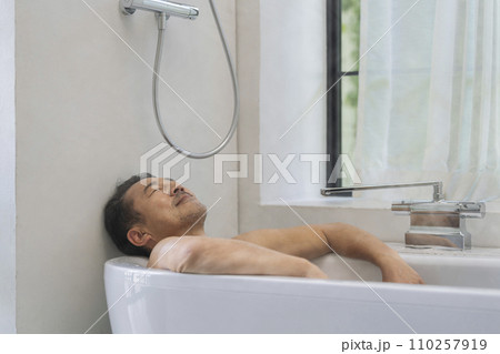 入浴する50代の男性 入浴する50代の男性 110257919