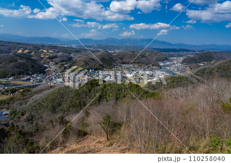 大山展望台からの眺め　湯郷温泉と中国山地の山並み5　岡山県美作市 110258040