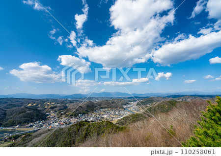 大山展望台からの眺め　湯郷温泉と中国山地の山並み11　岡山県美作市 110258061