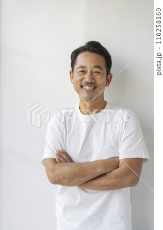 白いTシャツを着た50代半ばの男性 白いTシャツを着た50代半ばの男性 110258160