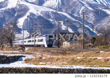 《長野県》特急あずさと雪景色の北アルプス・冬の白馬村 110258279