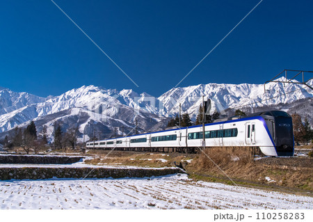 《長野県》特急あずさと雪景色の北アルプス・冬の白馬村 110258283