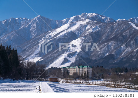 《長野県》雪景色の北アルプス・冬の白馬村 110258381