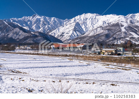 《長野県》雪景色の北アルプス・冬の白馬村 《長野県》雪景色の北アルプス・冬の白馬村 110258383