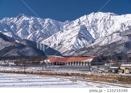 《長野県》雪景色の北アルプス・冬の白馬村 《長野県》雪景色の北アルプス・冬の白馬村 110258386
