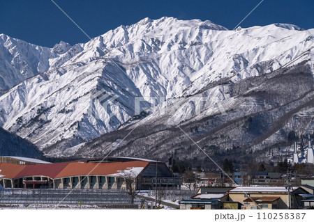 《長野県》雪景色の北アルプス・冬の白馬村 《長野県》雪景色の北アルプス・冬の白馬村 110258387