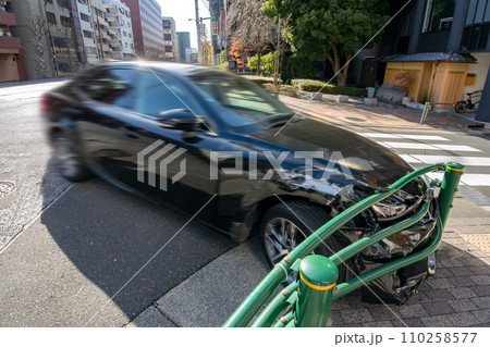 交通事故現場、ガードレールに衝突 110258577