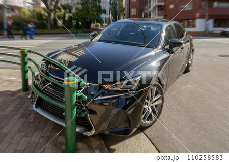 交通事故現場、ガードレールに衝突 交通事故現場、ガードレールに衝突 110258583