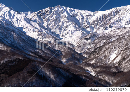 《長野県》雪景色の北アルプス・冬の白馬村 110259070