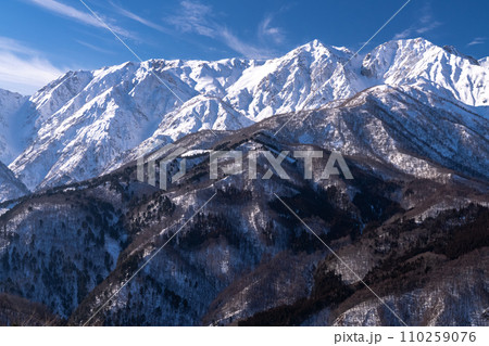《長野県》雪景色の北アルプス・冬の白馬村 《長野県》雪景色の北アルプス・冬の白馬村 110259076