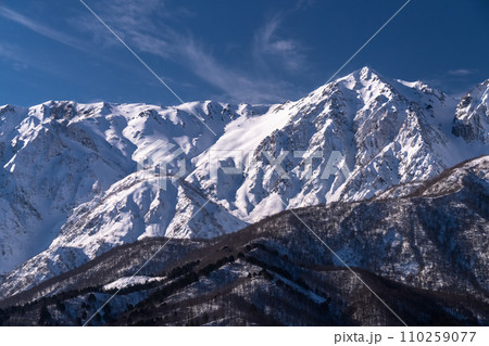 《長野県》雪景色の北アルプス・冬の白馬村 110259077