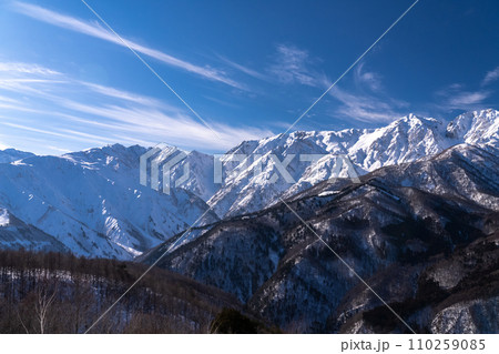 《長野県》雪景色の北アルプス・冬の白馬村 《長野県》雪景色の北アルプス・冬の白馬村 110259085