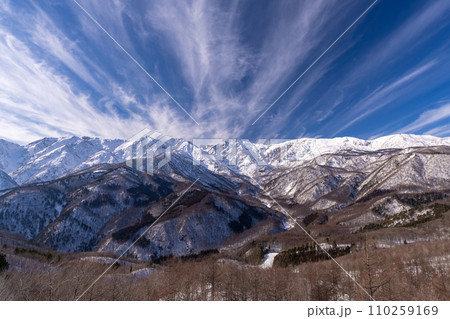 《長野県》雪景色の北アルプス・冬の白馬村 《長野県》雪景色の北アルプス・冬の白馬村 110259169