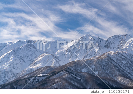 《長野県》雪景色の北アルプス・冬の白馬村 110259171