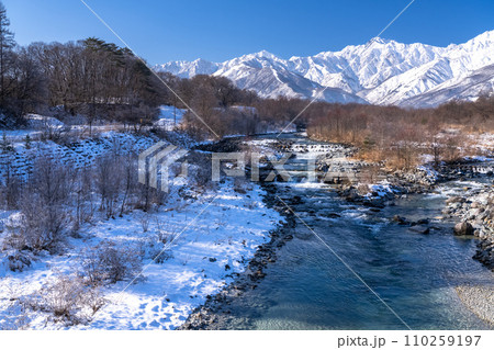 《長野県》雪景色の北アルプスと松川の清流・冬の白馬村 《長野県》雪景色の北アルプスと松川の清流・冬の白馬村 110259197