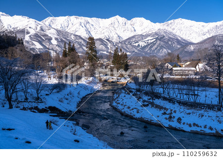 《長野県》雪景色の北アルプス・冬の白馬村大出公園 110259632