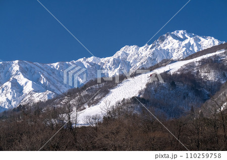 《長野県》雪景色の北アルプス・冬の白馬村 110259758