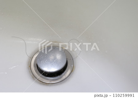 洗面所の排水口の周りが髪の毛や水垢で汚れている 110259991