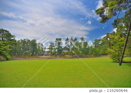 東北・平泉・毛越寺浄土庭園・中心伽藍の金堂円隆寺跡の正面に見える、大泉が池と本堂・岩手県平泉町(2) 110260646