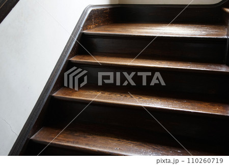 古い木製の階段 110260719