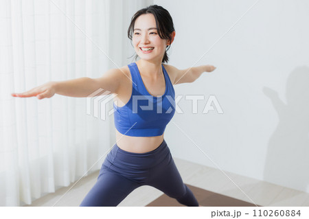 ヨガをする女性 110260884