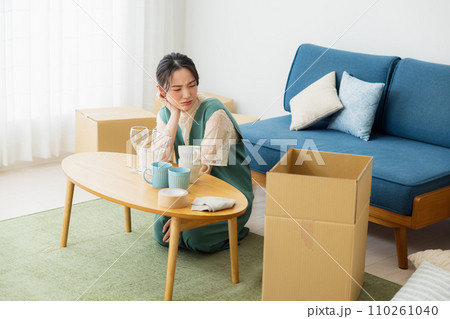 引越しの準備をする女性 引越しの準備をする女性 110261040